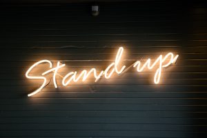 「standup」と書かれた看板